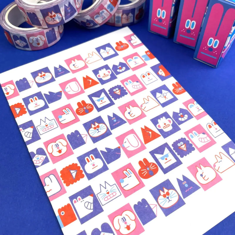 YUK-FUN-Okay-Washi-Tape-15mmx10m-Produktansicht-AlleMotive-des-Washi-Tapes-auf-blauen-Untergrund
