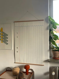 Yearkalender-2026-Wandkalender-Klassich-ein-Blatt-bedruckt-1Jahr-Format-70x100cm-Produktansicht-gesamt-in-Raum-aufgehaengt
