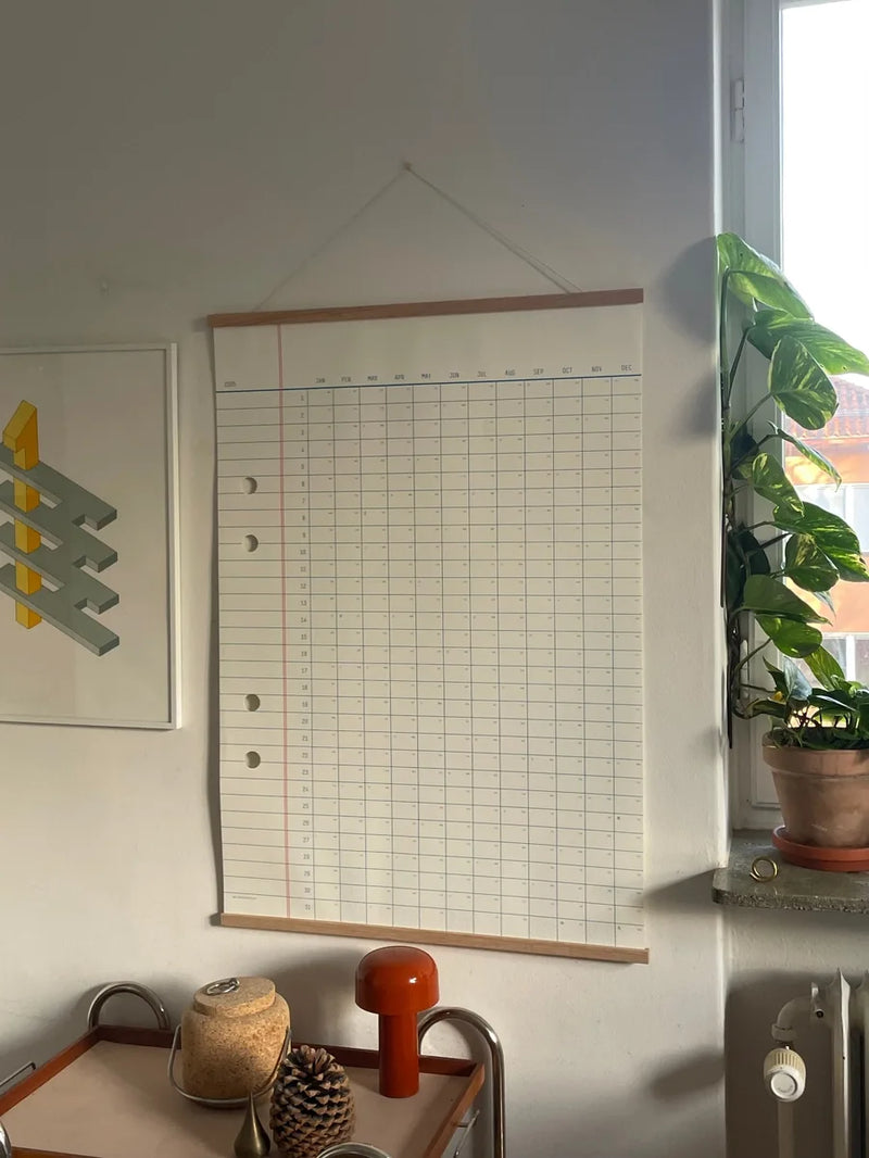 Yearkalender-2026-Wandkalender-Klassich-ein-Blatt-bedruckt-1Jahr-Format-70x100cm-Produktansicht-gesamt-in-Raum-aufgehaengt