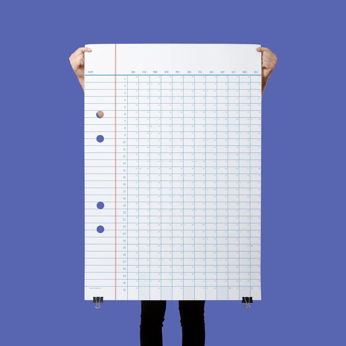 Yearkalender-2026-Wandkalender-Klassich-ein-Blatt-bedruckt-1Jahr-Format-70x100cm-Produktansicht-gesamt-vonPerson-gehalten--lila-hintergrund