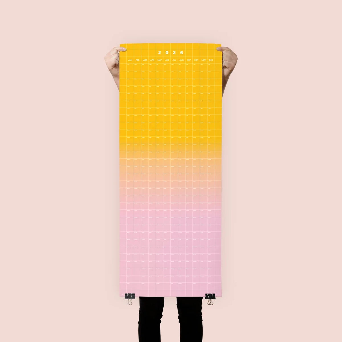 Yearkalender-2026-Wandkalender-ein-Blatt-bedruckt-mit-einem-Gradient-1Jahr-Format-40x100cm-Produktansicht-gesamt-von-Person-hochgehalten