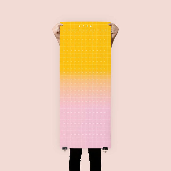 Yearkalender-2026-Wandkalender-ein-Blatt-bedruckt-mit-einem-Gradient-1Jahr-Format-40x100cm-Produktansicht-gesamt-von-Person-hochgehalten