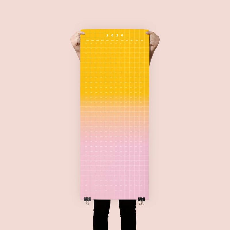 Yearkalender-2026-Wandkalender-ein-Blatt-bedruckt-mit-einem-Gradient-1Jahr-Format-40x100cm-Produktansicht-gesamt-von-Person-hochgehalten