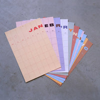 Yearkalender-undatierter-Wandkalender-A3-12-einzelne-Blaetter-zumAufhaengen-Produktansicht-auf-dem-Boden