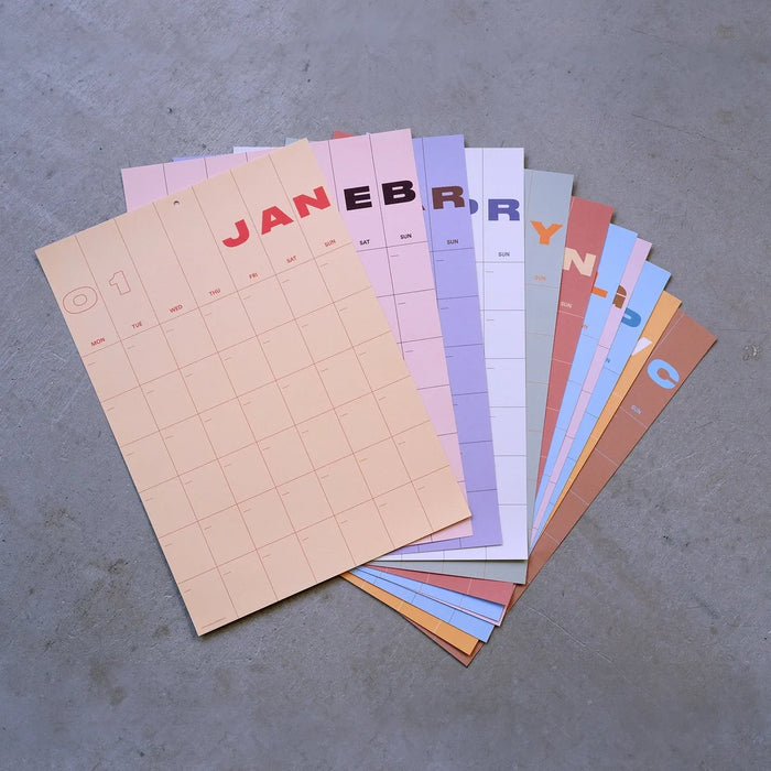 Yearkalender-undatierter-Wandkalender-A3-12-einzelne-Blaetter-zumAufhaengen-Produktansicht-auf-dem-Boden