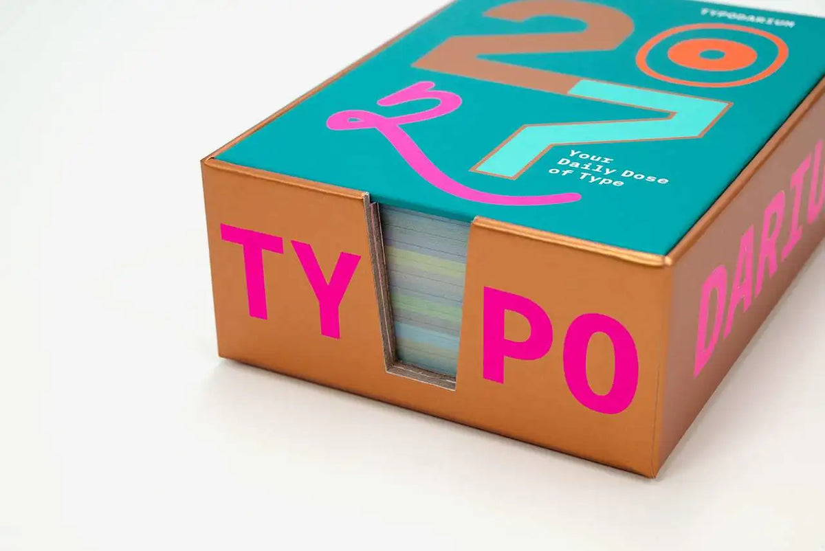 abreisskalender-tag-verlag-hermann-schmidt-typodarium-2027-Cover_Verpackung-seitliche-Ansicht