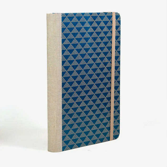 blaupause-skizzenbuch.-blanko-format-a5-288-seiten-recy-papier-mit-Lackpapier-bezogen-dreiecke-beige-auf-blau-cover-seitlich-hinten