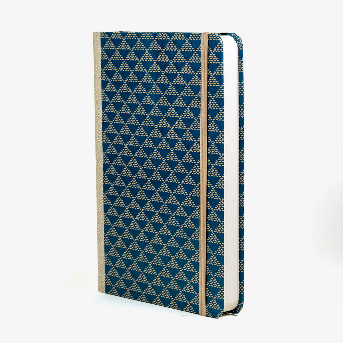 blaupause-skizzenbuch.-blanko-format-a5-288-seiten-recy-papier-mit-Lackpapier-bezogen-dreiecke-beige-auf-blau-cover-seitlich-vorn
