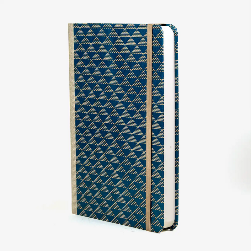 blaupause-skizzenbuch.-blanko-format-a5-288-seiten-recy-papier-mit-Lackpapier-bezogen-dreiecke-beige-auf-blau-cover-seitlich-vorn