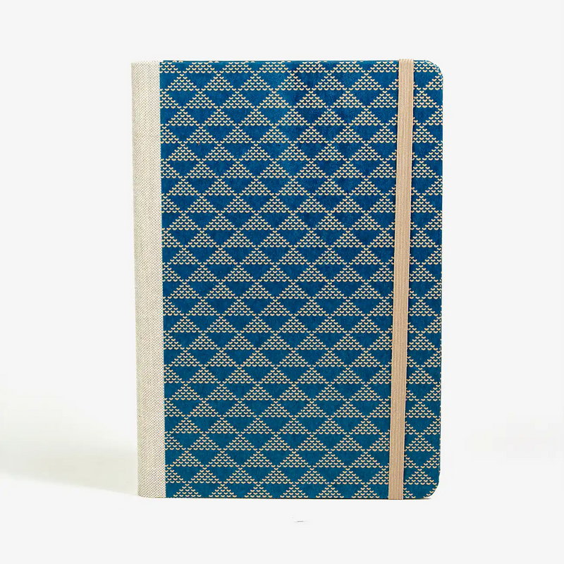 skizzenbuch.-blanko-format-a5-288-seiten-recy-papier-mit-Lackpapier-bezogen-dreiecke-beige-auf-blau-cover-vorn