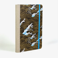 blaupause-skizzenbuch.-blanko-format-a5-288-seiten-recy-papier-mit-chiyogami-papier-bezogen-welle-gold-auf-schwarz-cover-seitlich-hinten