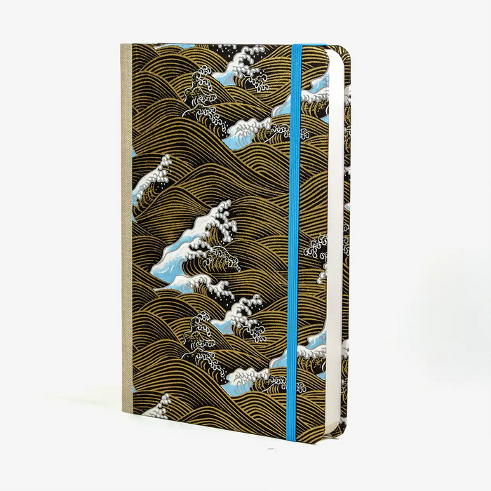 blaupause-skizzenbuch.-blanko-format-a5-288-seiten-recy-papier-mit-chiyogami-papier-bezogen-welle-gold-auf-schwarz-cover-seitlich-vorn