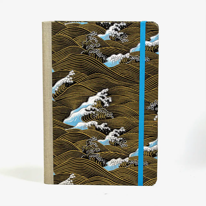 blaupause-skizzenbuch.-blanko-format-a5-288-seiten-recy-papier-mit-chiyogami-papier-bezogen-welle-gold-auf-schwarz-cover-vorn