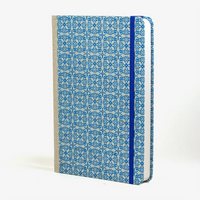 blaupause-skizzenbuch.-blanko-format-a5-288-seiten-recy-papier-mit-lokta-papier-bezogen-Bluetengitter-mildes-Blau-Aquamarin-cover-seitlich-vorn