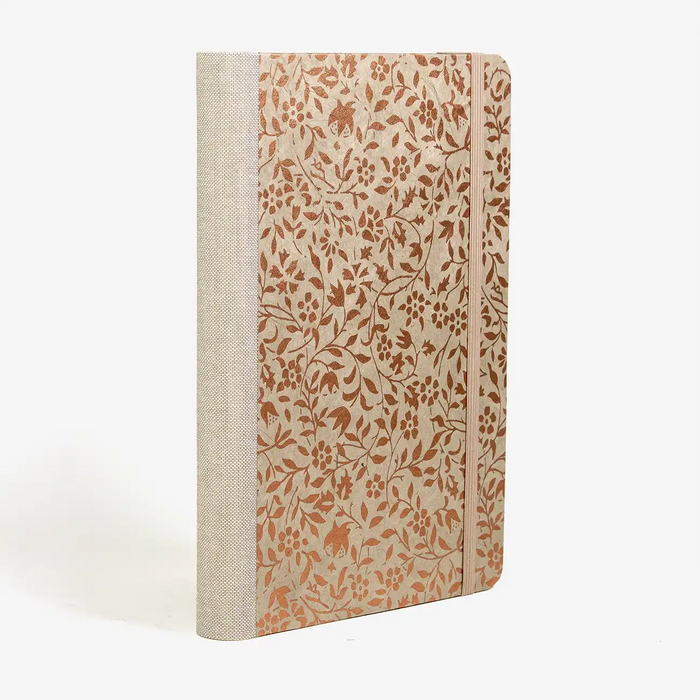 blaupause-skizzenbuch.-blanko-format-a5-288-seiten-recy-papier-mit-lokta-papier-bezogen-Bluetenranken-lichtgrau-kupfer-cover-seitlich-hinten