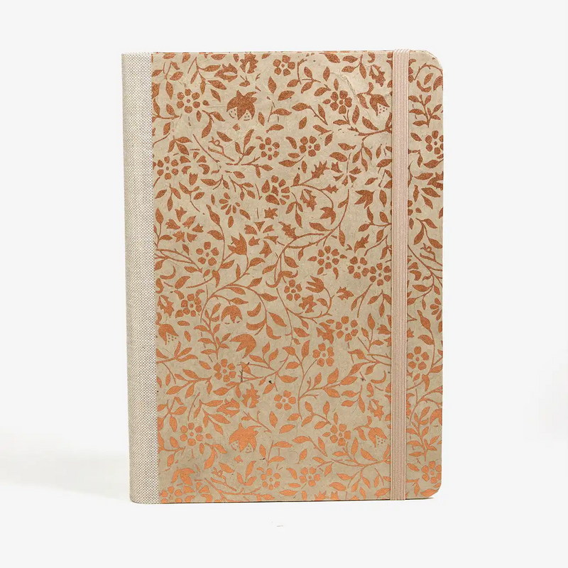 blaupause-skizzenbuch.-blanko-format-a5-288-seiten-recy-papier-mit-lokta-papier-bezogen-Bluetenranken-lichtgrau-kupfer-cover-vorn