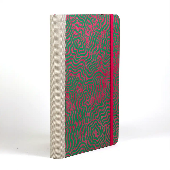 blaupause-skizzenbuch.-blanko-format-a5-288-seiten-recy-papier-mit-lokta-papier-bezogen-Labyrinth-tiefes-Smaragd-auf-magenta-cover-seitlich-hinten
