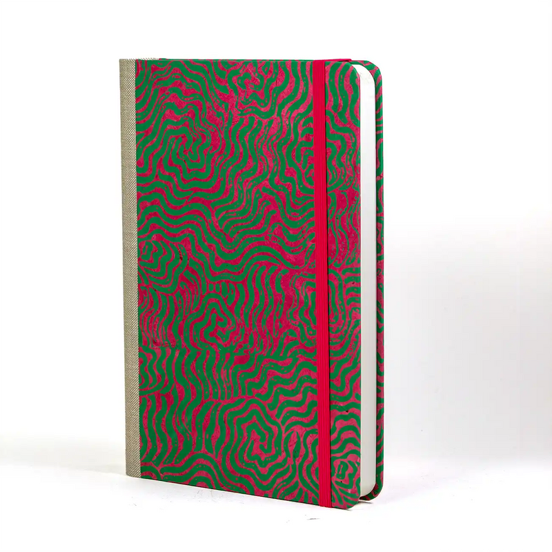 blaupause-skizzenbuch.-blanko-format-a5-288-seiten-recy-papier-mit-lokta-papier-bezogen-Labyrinth-tiefes-Smaragd-auf-magenta-cover-seitlich-vorn