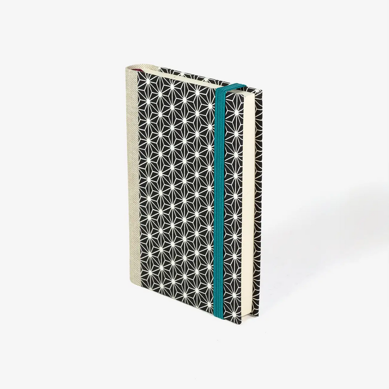 blaupause-tagesplaner-Format-9x13cm-bezogen-mit-Chiyogami-Ashanoa-weiss-auf-schwarz-produktansicht-cover-seitlich-vorn