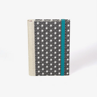 blaupause-tagesplaner-Format-9x13cm-bezogen-mit-Chiyogami-Ashanoa-weiss-auf-schwarz-produktansicht-cover-vorn