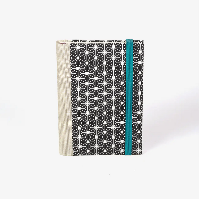 blaupause-tagesplaner-Format-9x13cm-bezogen-mit-Chiyogami-Ashanoa-weiss-auf-schwarz-produktansicht-cover-vorn