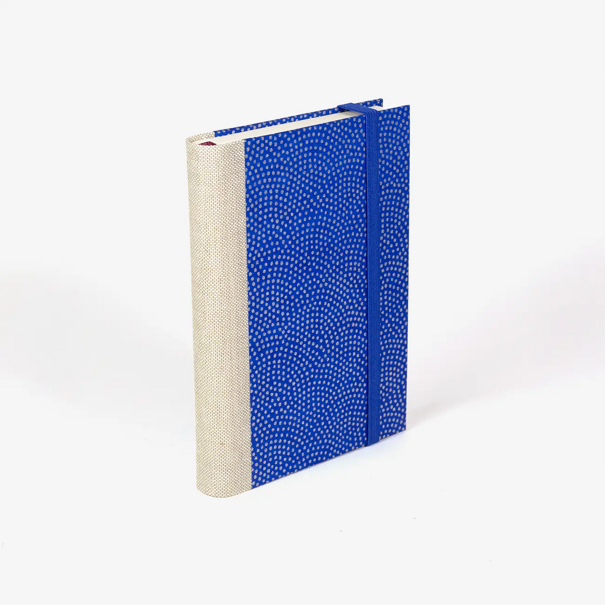 blaupause-tagesplaner-Format-9x13cm-bezogen-mit-Chiyogami-Haifischhaut-siber-auf-blau-produktansicht-cover-seitlich-hinten