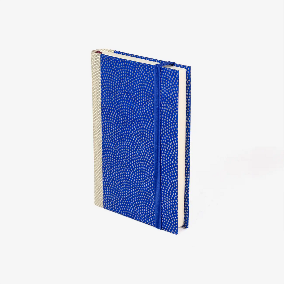 blaupause-tagesplaner-Format-9x13cm-bezogen-mit-Chiyogami-Haifischhaut-siber-auf-blau-produktansicht-cover-seitlich-vorn