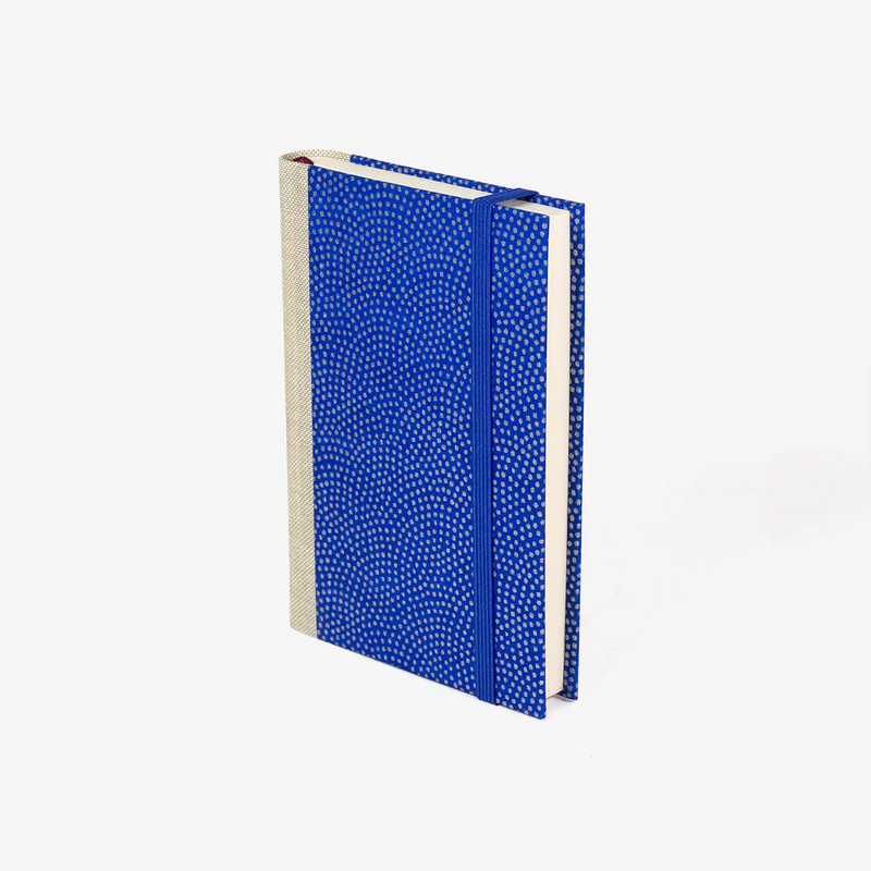 blaupause-tagesplaner-Format-9x13cm-bezogen-mit-Chiyogami-Haifischhaut-siber-auf-blau-produktansicht-cover-seitlich-vorn