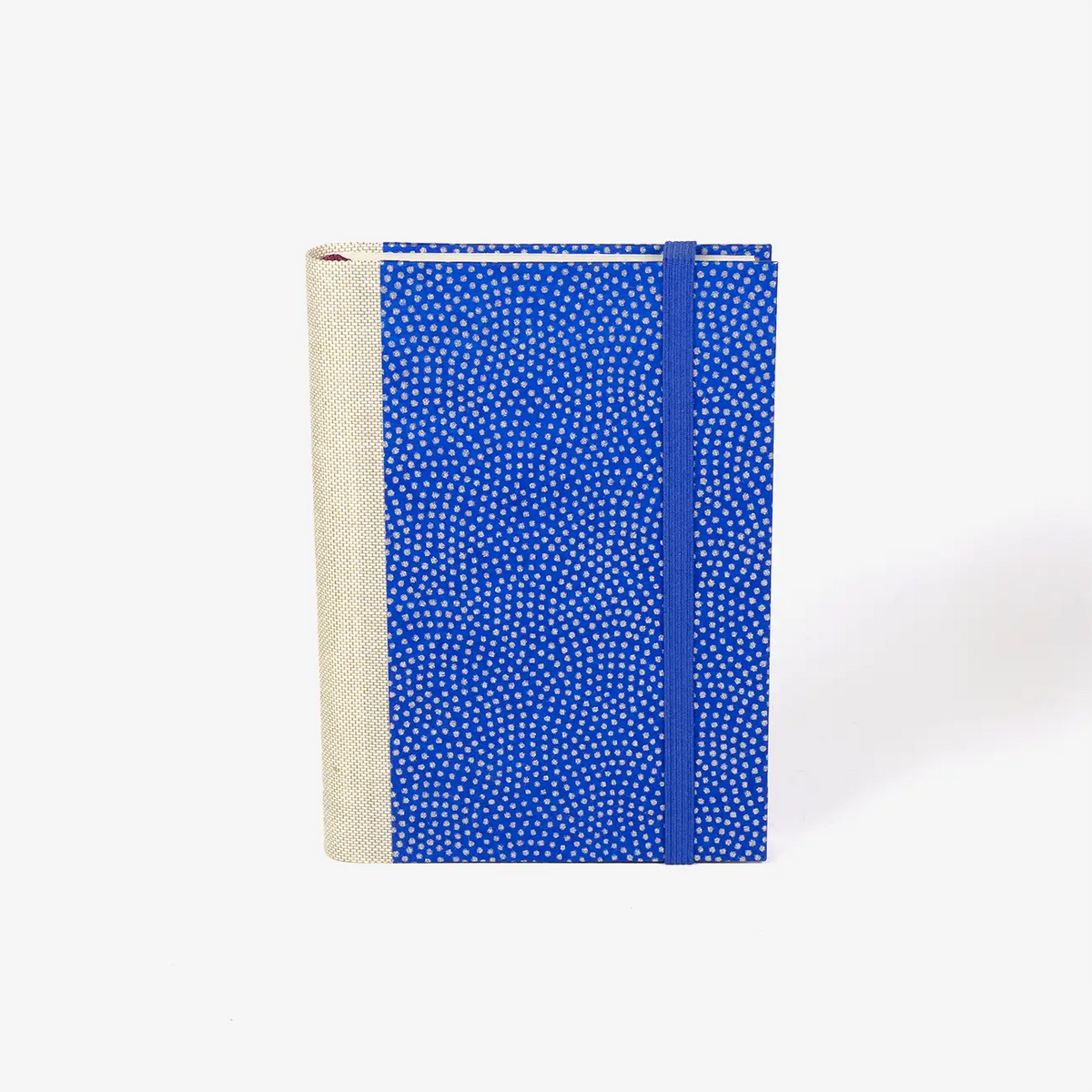 blaupause-tagesplaner-Format-9x13cm-bezogen-mit-Chiyogami-Haifischhaut-siber-auf-blau-produktansicht-cover-vorn
