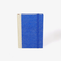 blaupause-tagesplaner-Format-9x13cm-bezogen-mit-Chiyogami-Haifischhaut-siber-auf-blau-produktansicht-cover-vorn