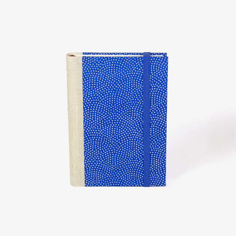 blaupause-tagesplaner-Format-9x13cm-bezogen-mit-Chiyogami-Haifischhaut-siber-auf-blau-produktansicht-cover-vorn