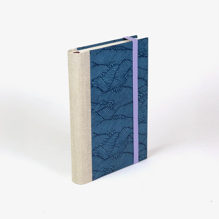 blaupause-tagesplaner-Format-9x13cm-bezogen-mit-Chiyogami-Welle-blau-auf-blau-produktansicht-cover-seitlich-hinten