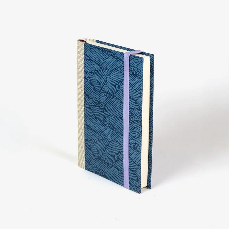 blaupause-tagesplaner-Format-9x13cm-bezogen-mit-Chiyogami-Welle-blau-auf-blau-produktansicht-cover-seitlich-vorn