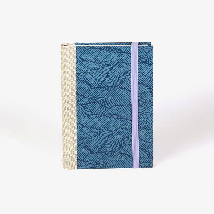 blaupause-tagesplaner-Format-9x13cm-bezogen-mit-Chiyogami-Welle-blau-auf-blau-produktansicht-cover-vorn