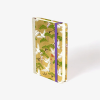 Blaupause-tagesplaner-Format-9x13cm-bezogen-mit-Chiyogami-kraniche-weiss-auf-gold-produktansicht-cover-seitlich-von-vorn