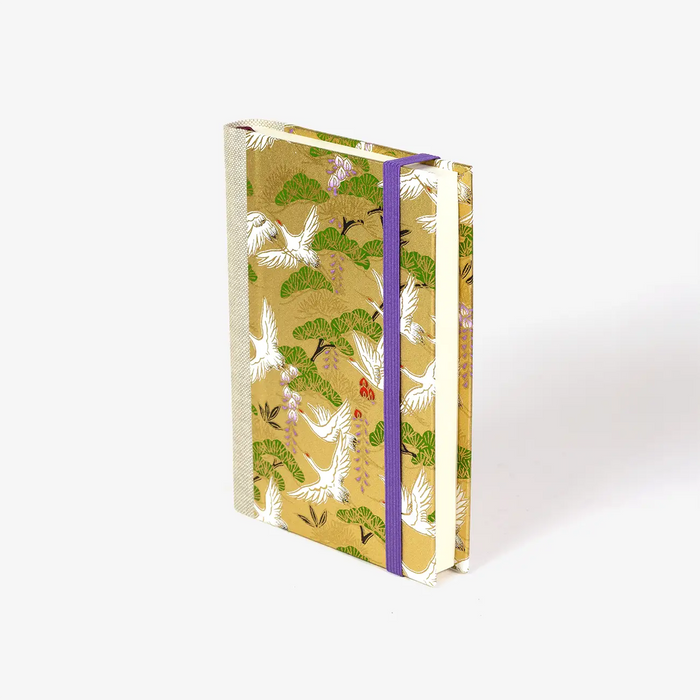 Blaupause-tagesplaner-Format-9x13cm-bezogen-mit-Chiyogami-kraniche-weiss-auf-gold-produktansicht-cover-seitlich-von-vorn