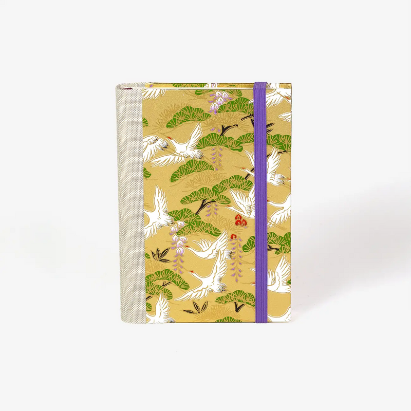 Blaupause-tagesplaner-Format-9x13cm-bezogen-mit-Chiyogami-kraniche-weiss-auf-gold-produktansicht-cover-seitlich-vorn