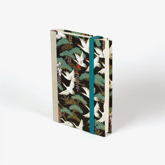 blaupause-tagesplaner-Format-9x13cm-bezogen-mit-Chiyogami-kraniche-weiss-schwarz-produktansicht-cover-seitlich-vorn