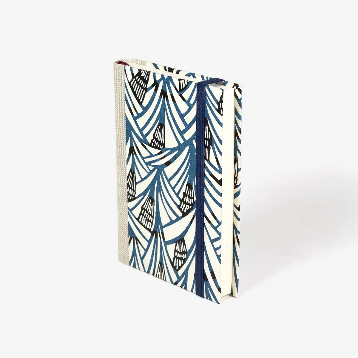 blaupause-tagesplaner-Format-9x13cm-bezogen-mit-Katazme-shi-zacken-blau-produktansicht-cover-seitlich-von-vorn