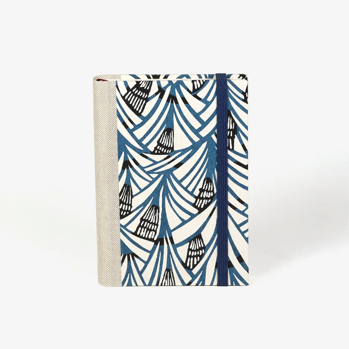 blaupause-tagesplaner-Format-9x13cm-bezogen-mit-Katazme-shi-zacken-blau-produktansicht-cover-seitlich-vorn