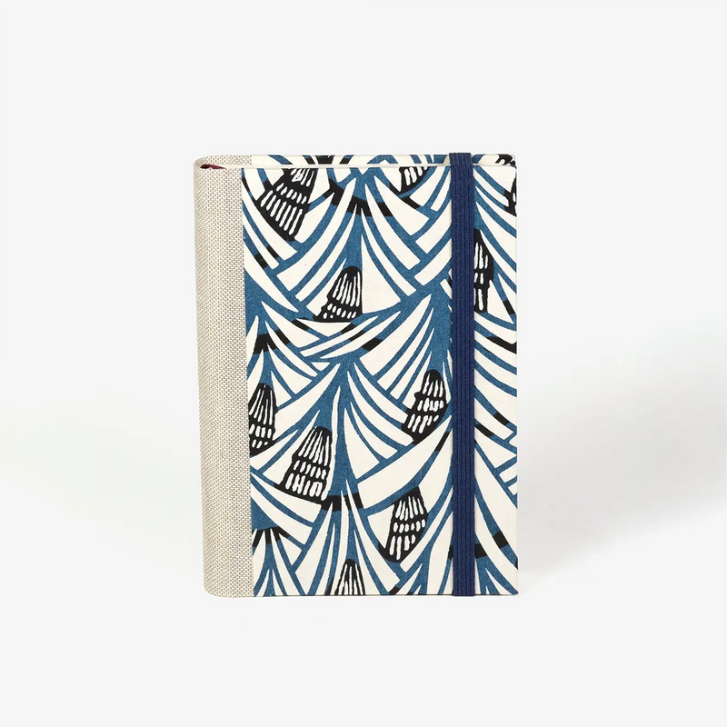 blaupause-tagesplaner-Format-9x13cm-bezogen-mit-Katazme-shi-zacken-blau-produktansicht-cover-seitlich-vorn