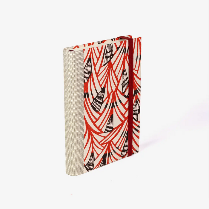 blaupause-tagesplaner-Format-9x13cm-bezogen-mit-Katazme-shi-zacken-rot-produktansicht-cover-seitlich-hinten