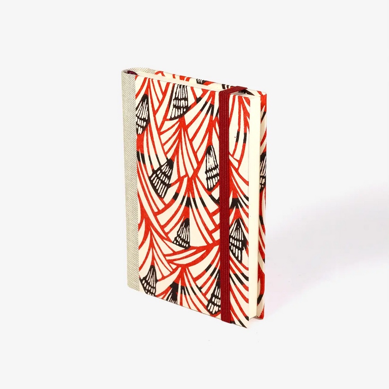 blaupause-tagesplaner-Format-9x13cm-bezogen-mit-Katazme-shi-zacken-rot-produktansicht-cover-seitlich-vorn