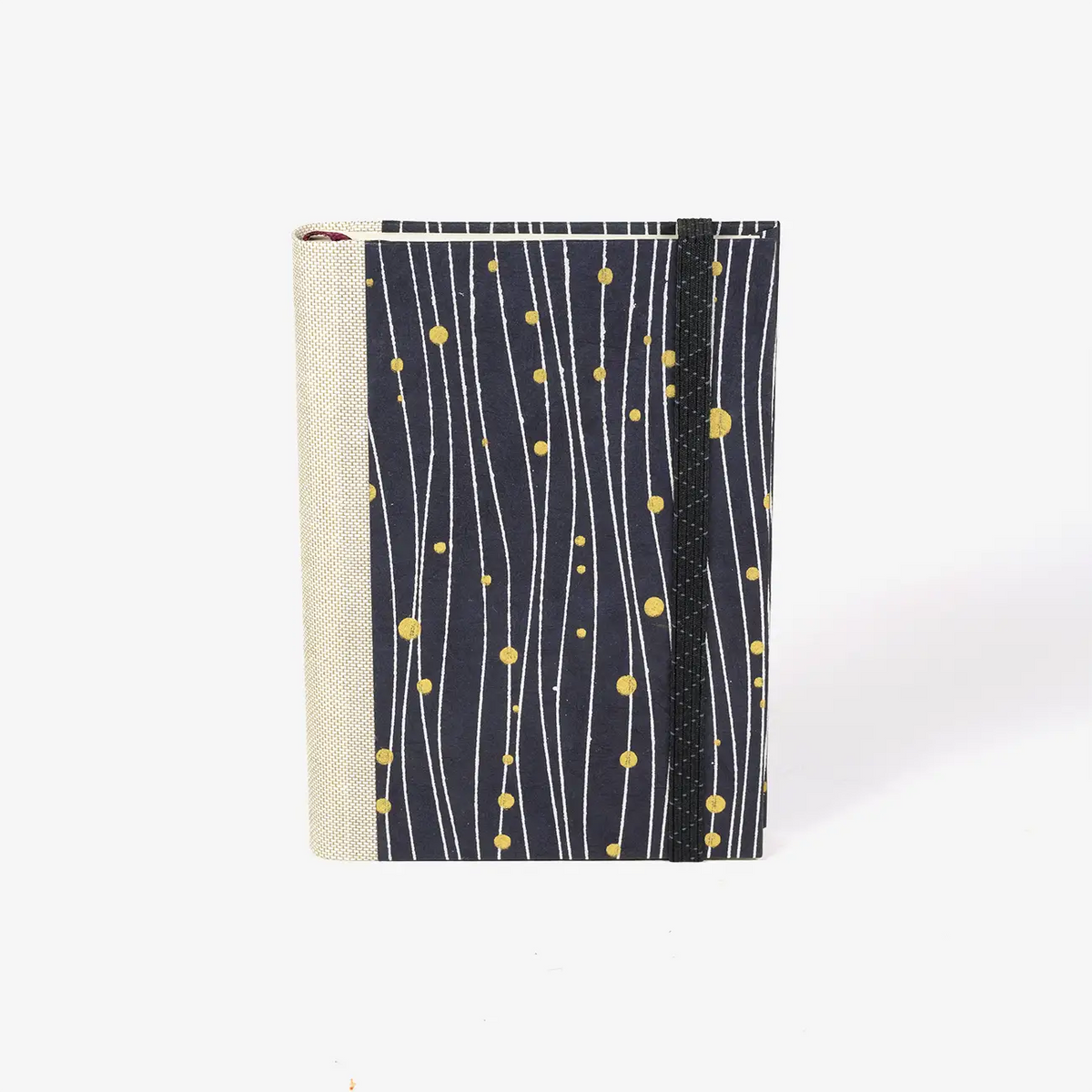 blaupause-tagesplaner-Format-9x13cm-bezogen-mit-Lokta-Punkte-Linien-silber-gold-auf-drachenblau-produktansicht-cover-vorn