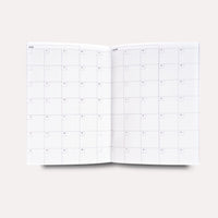 datierter-Wochenplaner-2026-Signal-Softcover-A6-128Seiten-Monatsuebersicht-Buch-aufgeschlagen-Produktansicht-1