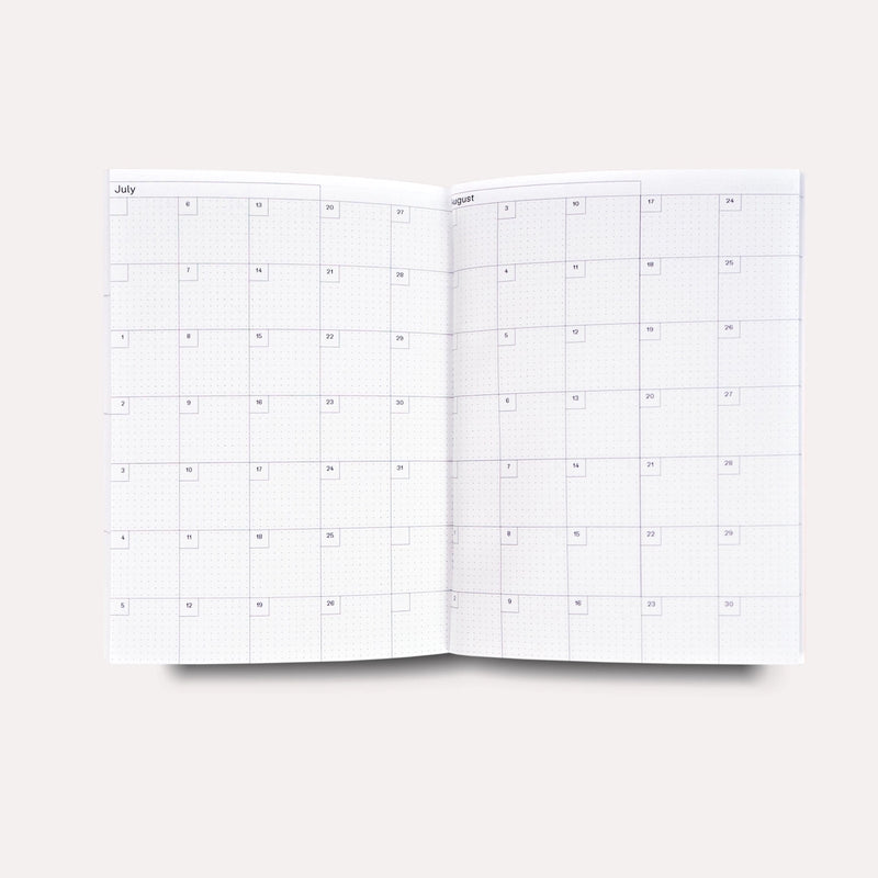 datierter-Wochenplaner-2026-Signal-Softcover-A6-128Seiten-Monatsuebersicht-Buch-aufgeschlagen-Produktansicht-1