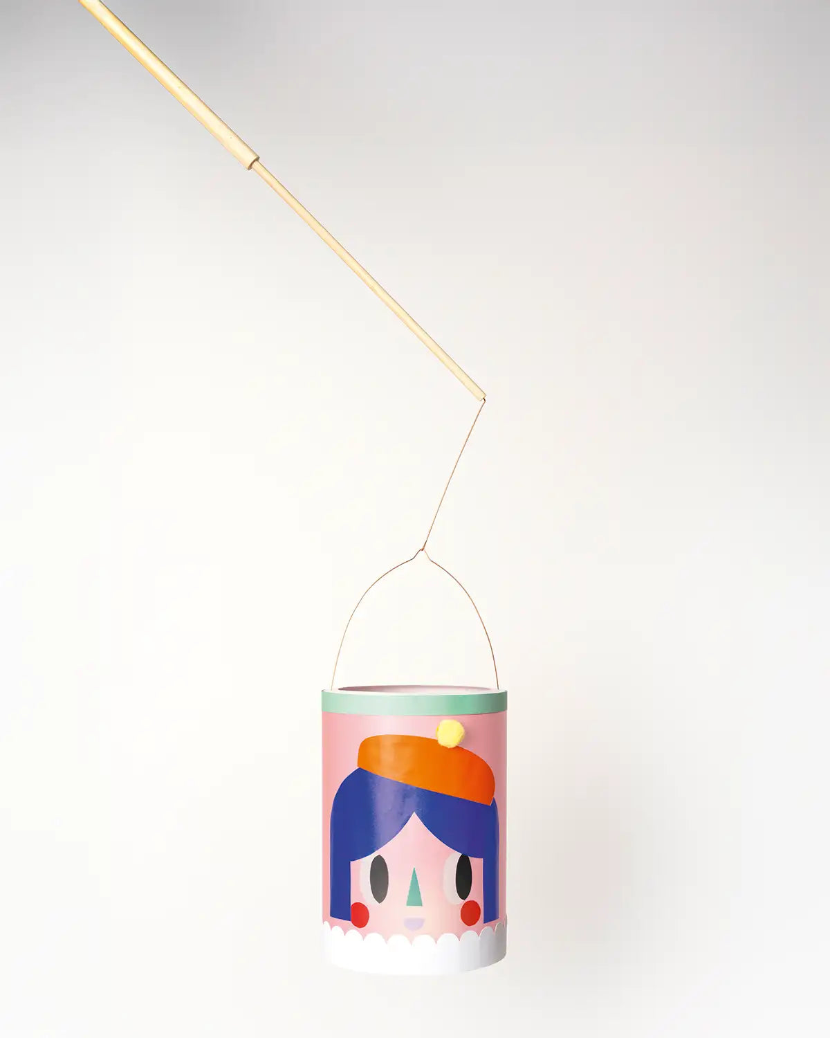 folia-Laternenstab-aus-Holz-mit-Drahtbuegel-und-1-LED-Licht-Inhalt-Beispiel