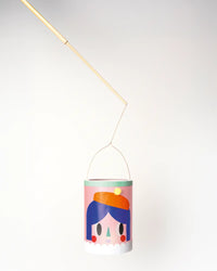 folia-Laternenstab-aus-Holz-mit-Drahtbuegel-und-1-LED-Licht-Inhalt-Beispiel