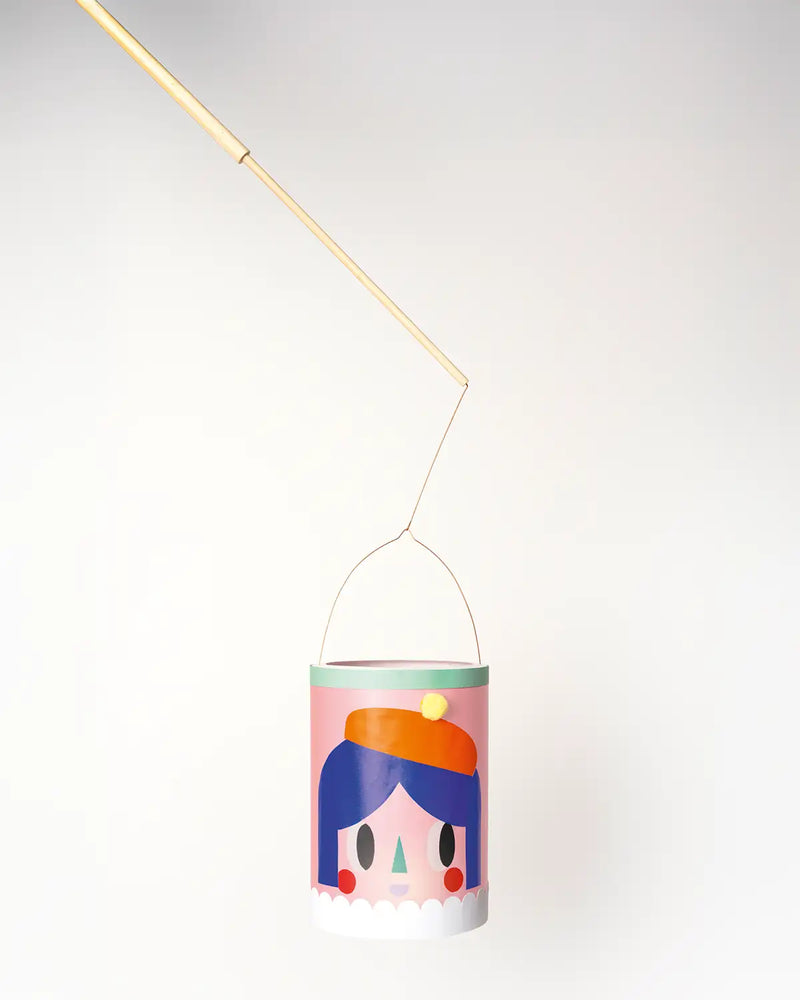 folia-Laternenstab-aus-Holz-mit-Drahtbuegel-und-1-LED-Licht-Inhalt-Beispiel