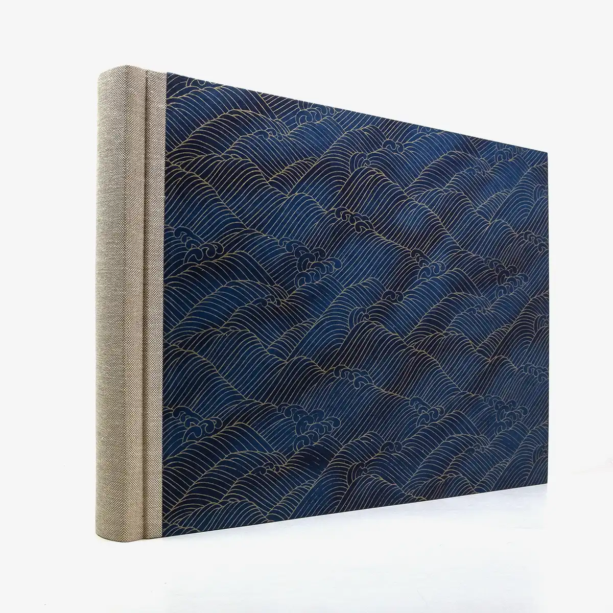 fotoalbum-24x35cm-60seiten-cremefarbener-Fotokarton-Chiyogamipapier-Motiv-Nami-Welle-Gold-auf-changierenden-Blau-von-hinten